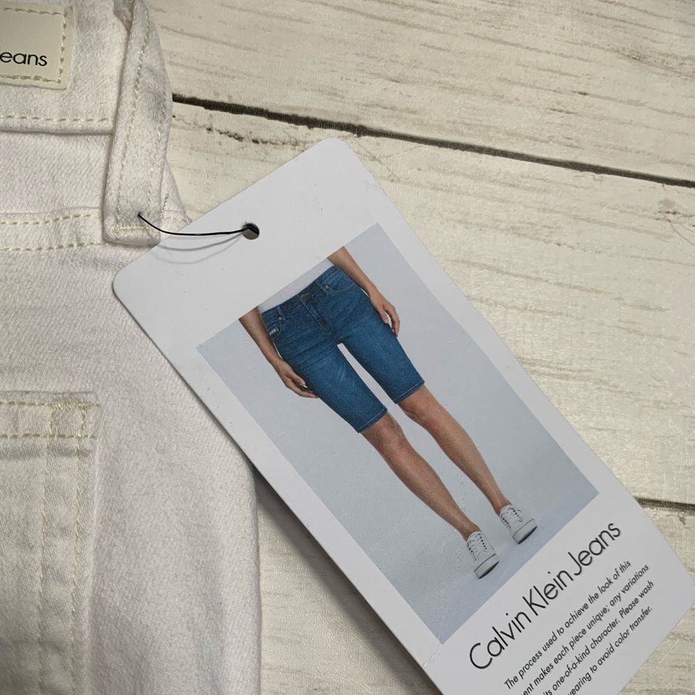 NWT Calvin Klein White Shorts with Smudges - Picture 8 of 13
